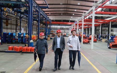 標(biāo)題：中國農(nóng)機(jī)院黨委副書記、總經(jīng)理苑嚴(yán)偉深入華德牧草公司調(diào)研指導(dǎo)
瀏覽次數(shù)：2196
發(fā)表時間：2024-07-22